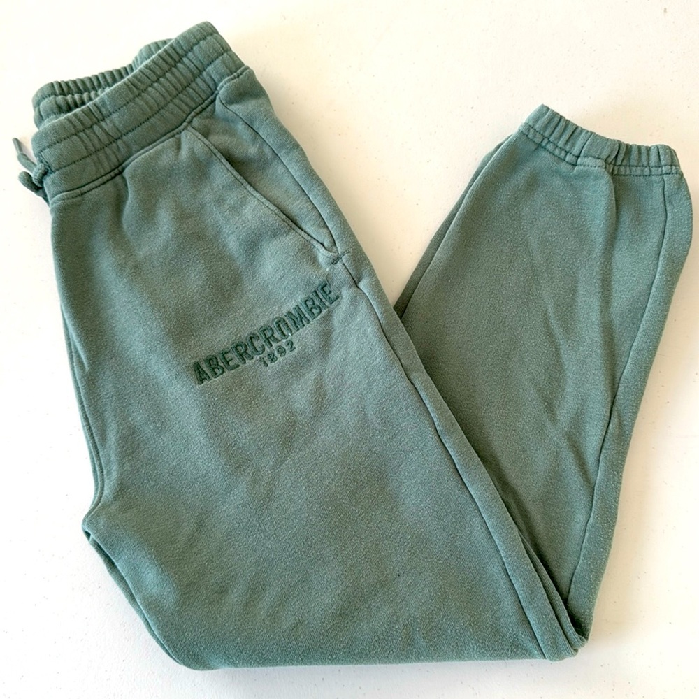 Abercrombie kids boy jogger sweatpants.